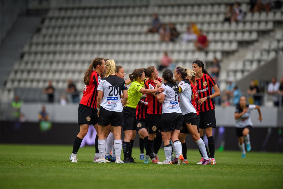 Scandal monstru și bătaie generală pe teren la finala Cupei României la fotbal feminin + Acuzații grave: „Am fost amenințată de omul de la pază”