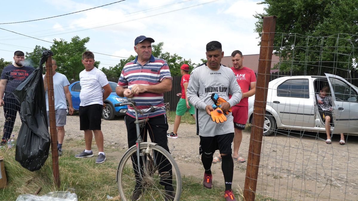 Netflix ar da lovitura la Plumbuita, în Călărași » „Stricau terenul când treceau cu morții! O luau pe gazon ca să scurteze drumul până la cimitir”