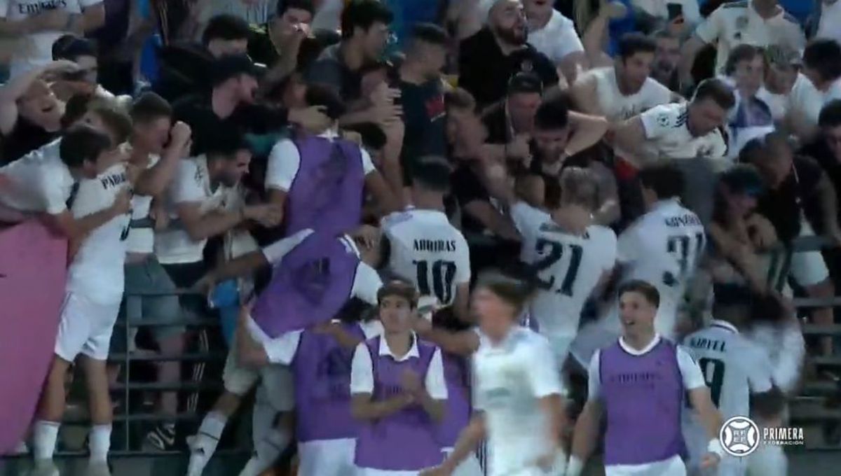 FOTO Fani au căzut cu tribuna la Real Madrid B - Barcelona B