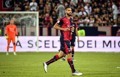 Atacantul dorit de FCSB o duce pe Cagliari în Serie A » Bari parcase autobuzul la propriu!  + Verona rămâne în prima ligă, după un baraj incendiar cu Spezia