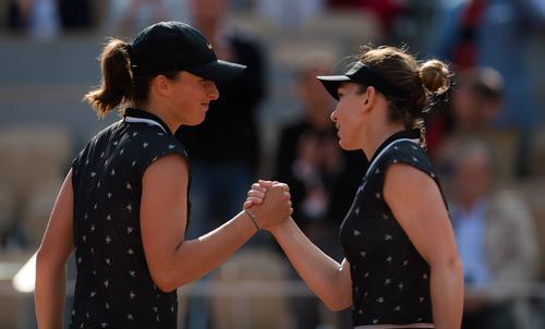 Iga Swiatek și Simona Halep la finalul partidei din 2019 FOTO Imago Images