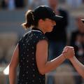 Iga Swiatek și Simona Halep la finalul partidei din 2019 FOTO Imago Images