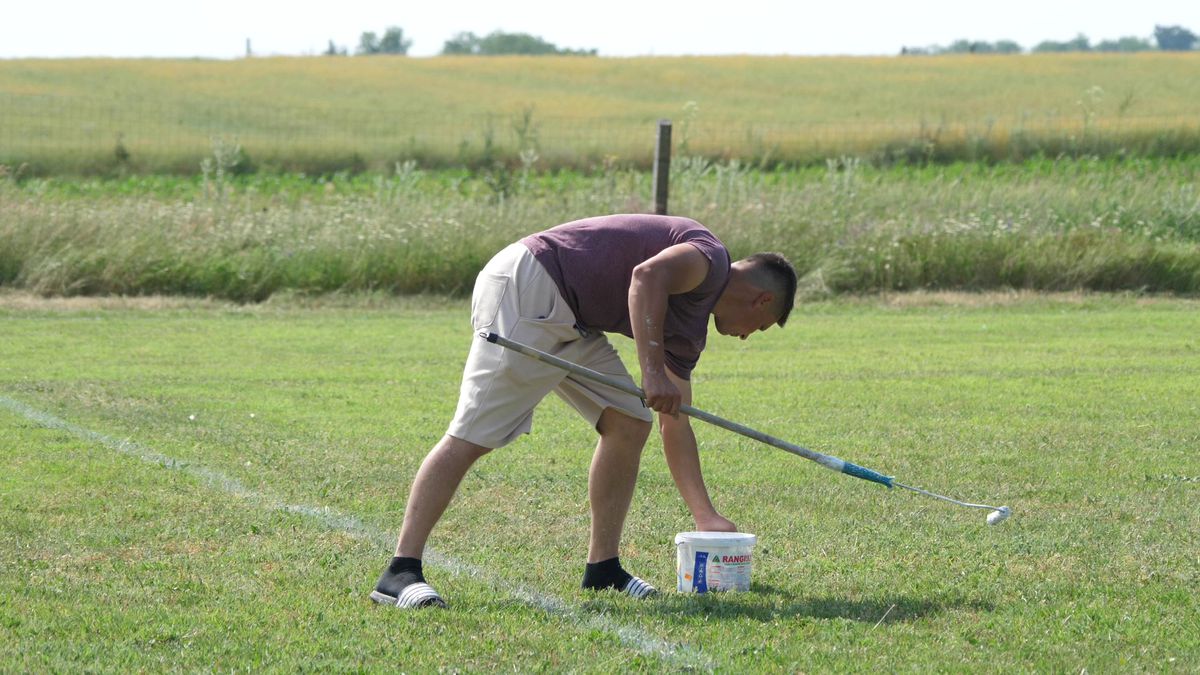 Netflix ar da lovitura la Plumbuita, în Călărași » „Stricau terenul când treceau cu morții! O luau pe gazon ca să scurteze drumul până la cimitir”