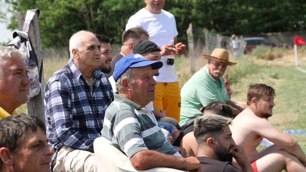 Netflix ar da lovitura la Plumbuita, în Călărași » „Stricau terenul când treceau cu morții! O luau pe gazon ca să scurteze drumul până la cimitir”