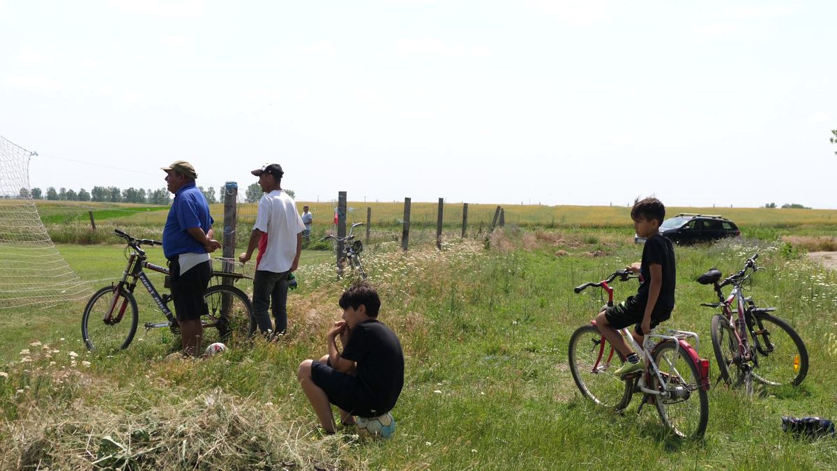 Netflix ar da lovitura la Plumbuita, în Călărași » „Stricau terenul când treceau cu morții! O luau pe gazon ca să scurteze drumul până la cimitir”