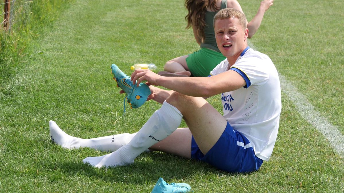 Netflix ar da lovitura la Plumbuita, în Călărași » „Stricau terenul când treceau cu morții! O luau pe gazon ca să scurteze drumul până la cimitir”