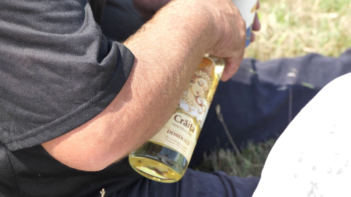 Netflix ar da lovitura la Plumbuita, în Călărași » „Stricau terenul când treceau cu morții! O luau pe gazon ca să scurteze drumul până la cimitir”