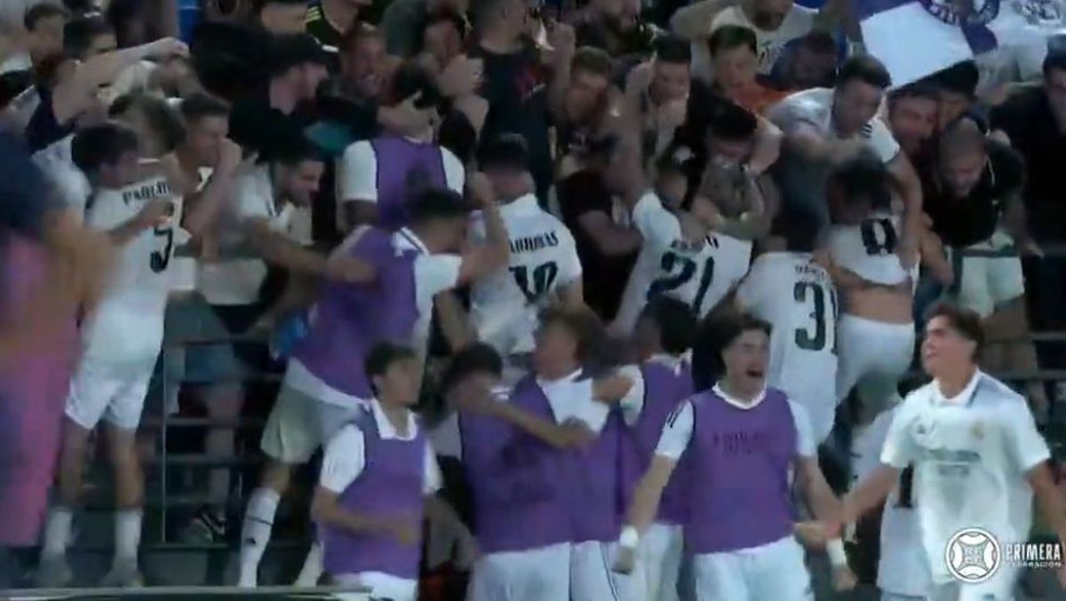 FOTO Fani au căzut cu tribuna la Real Madrid B - Barcelona B