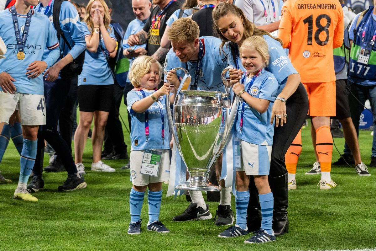 Fotbaliștii lui Manchester City au sărbătorit alături de soții sau iubite succesul în Champions League