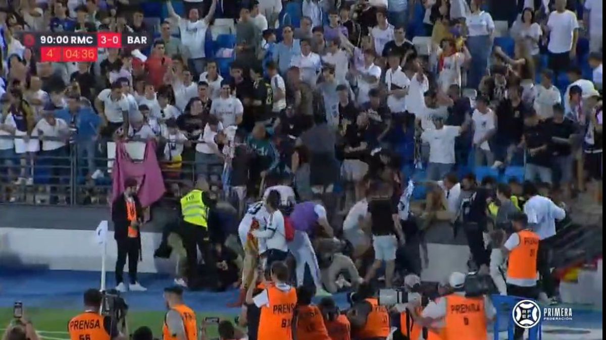 FOTO Fani au căzut cu tribuna la Real Madrid B - Barcelona B