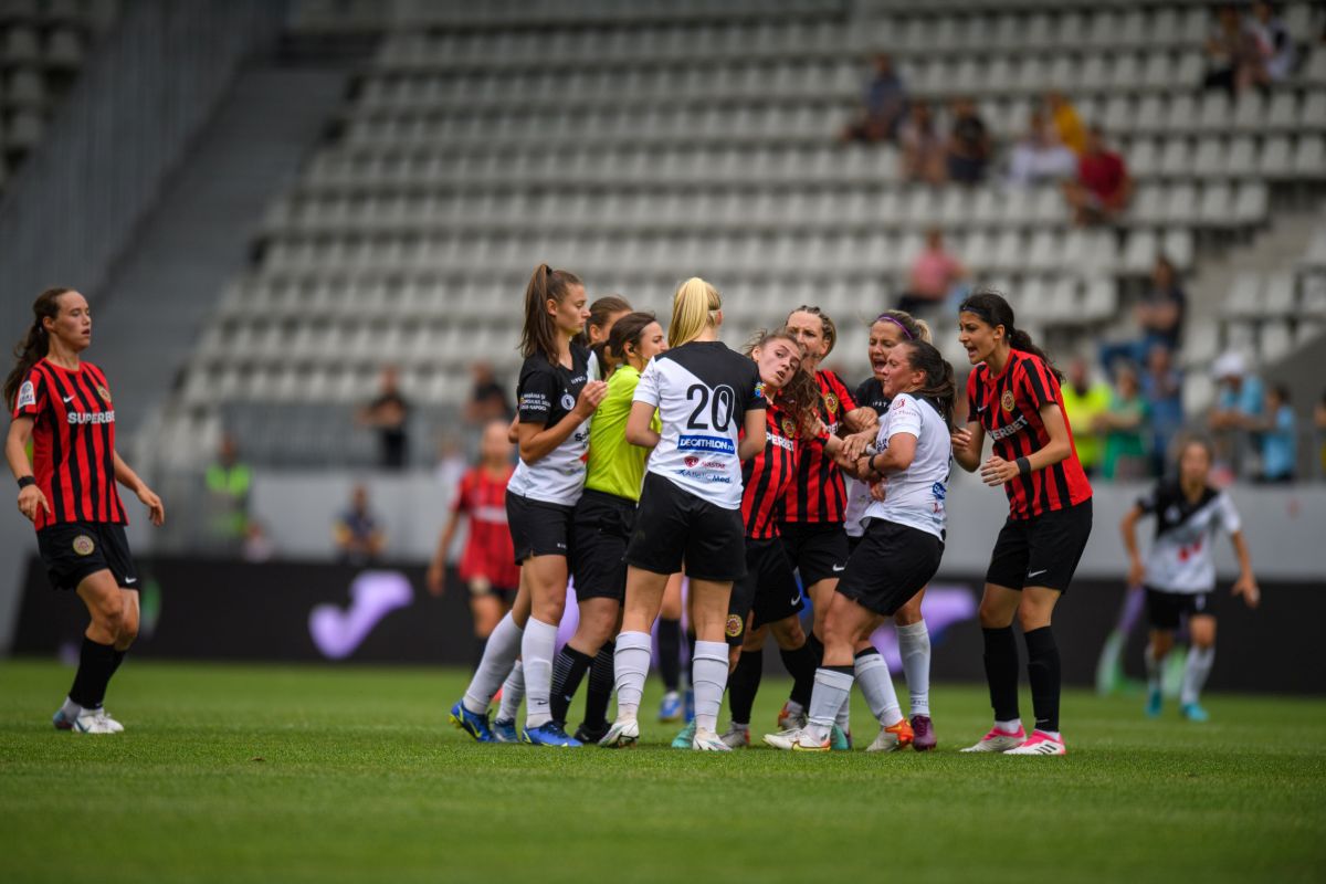 Scandal monstru și bătaie generală pe teren la finala Cupei României la fotbal feminin + Acuzații grave: „Am fost amenințată de omul de la pază”
