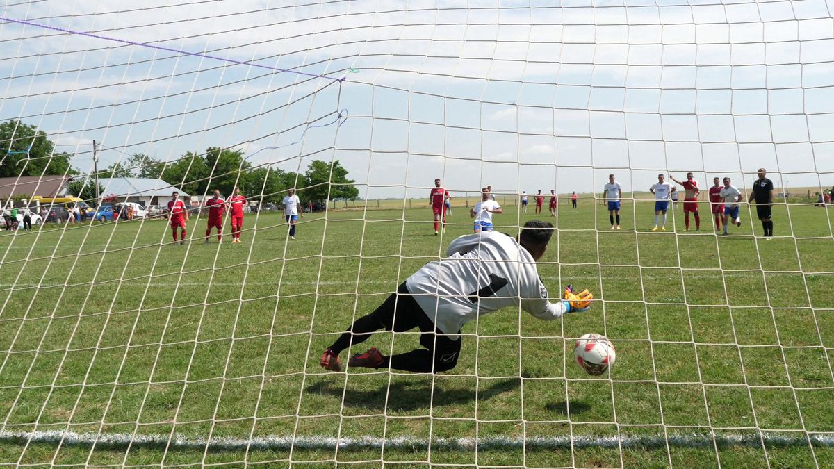 Netflix ar da lovitura la Plumbuita, în Călărași » „Stricau terenul când treceau cu morții! O luau pe gazon ca să scurteze drumul până la cimitir”