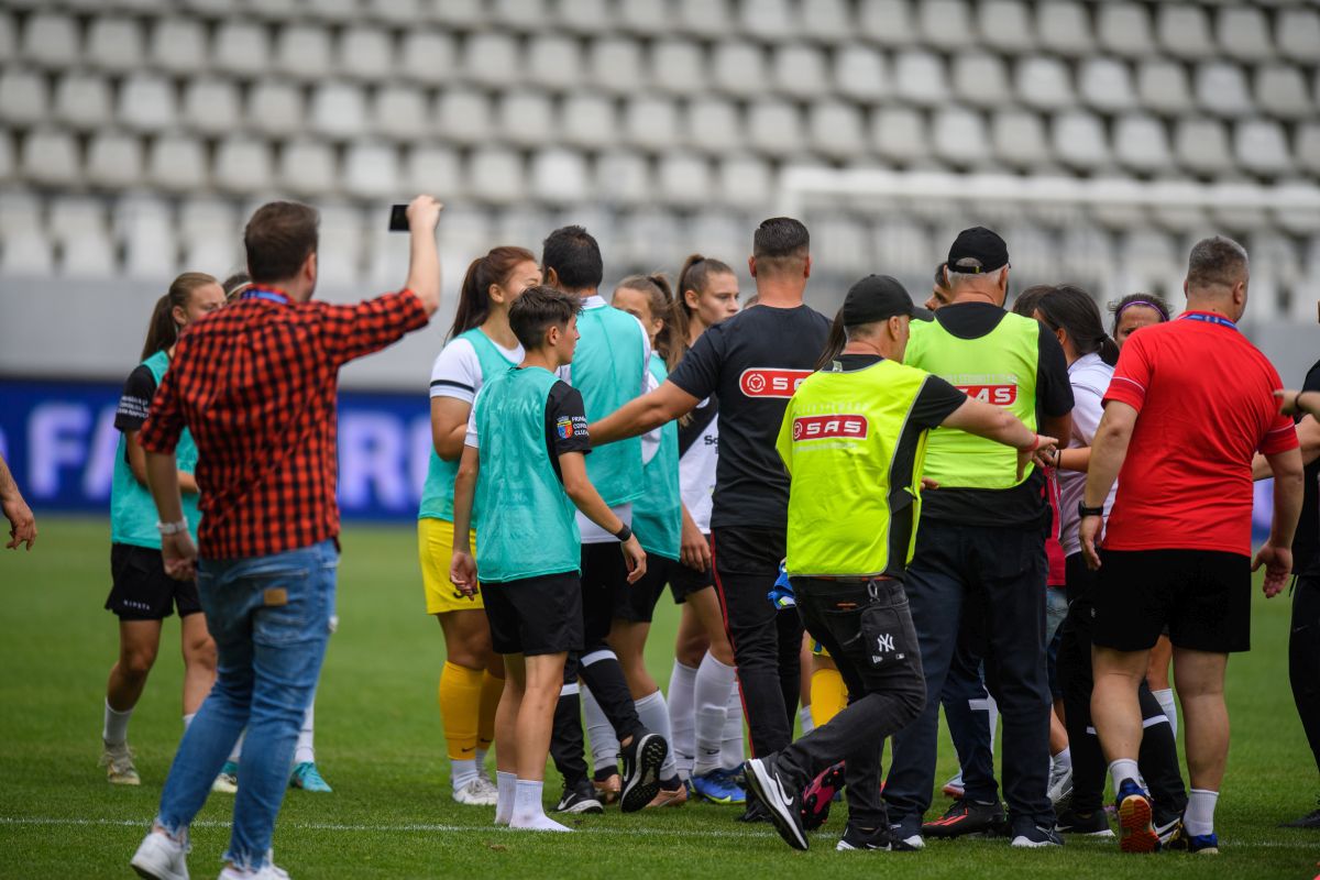 Scandal monstru și bătaie generală pe teren la finala Cupei României la fotbal feminin + Acuzații grave: „Am fost amenințată de omul de la pază”