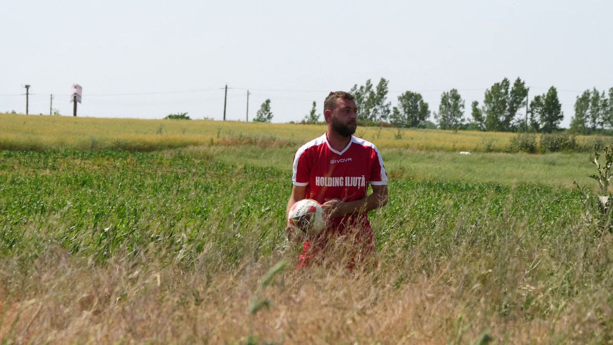 Netflix ar da lovitura la Plumbuita, în Călărași » „Stricau terenul când treceau cu morții! O luau pe gazon ca să scurteze drumul până la cimitir”