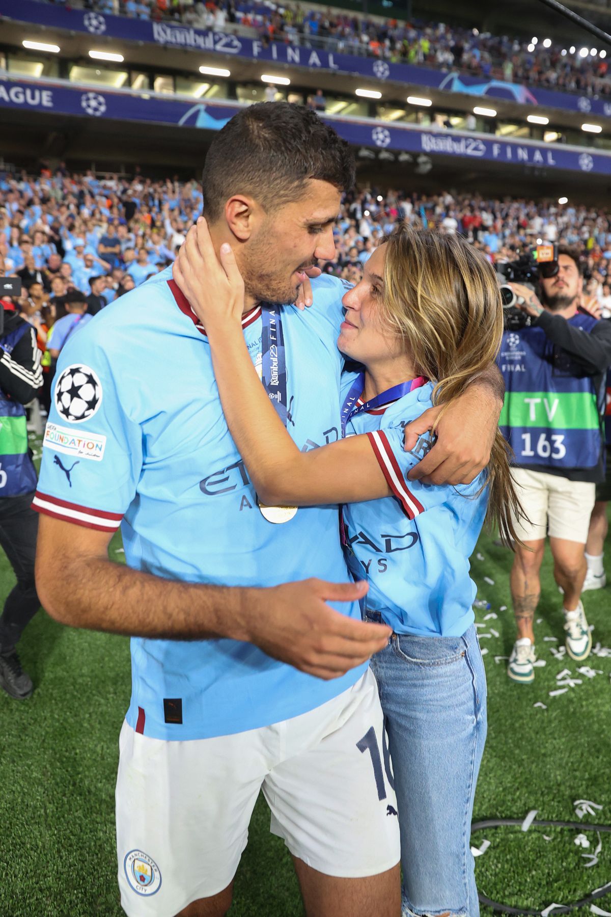 Fotbaliștii lui Manchester City au sărbătorit alături de soții sau iubite succesul în Champions League