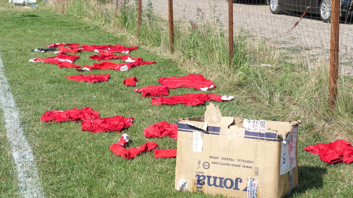 Netflix ar da lovitura la Plumbuita, în Călărași » „Stricau terenul când treceau cu morții! O luau pe gazon ca să scurteze drumul până la cimitir”