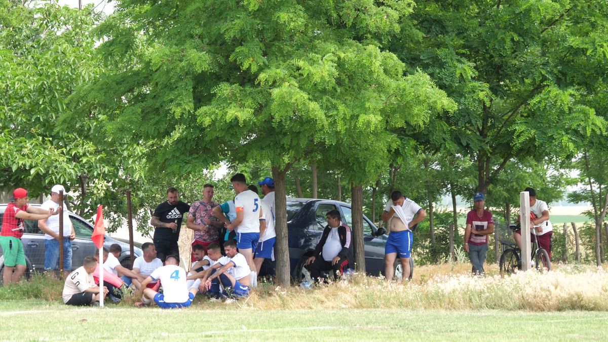 Netflix ar da lovitura la Plumbuita, în Călărași » „Stricau terenul când treceau cu morții! O luau pe gazon ca să scurteze drumul până la cimitir”