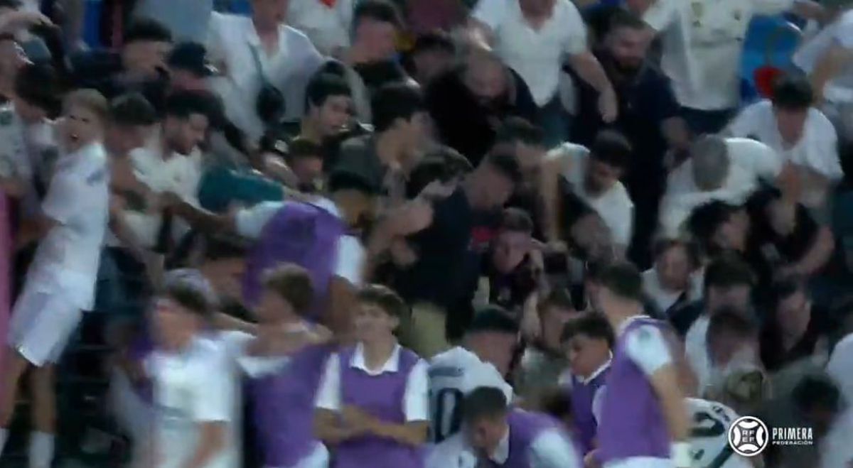 FOTO Fani au căzut cu tribuna la Real Madrid B - Barcelona B