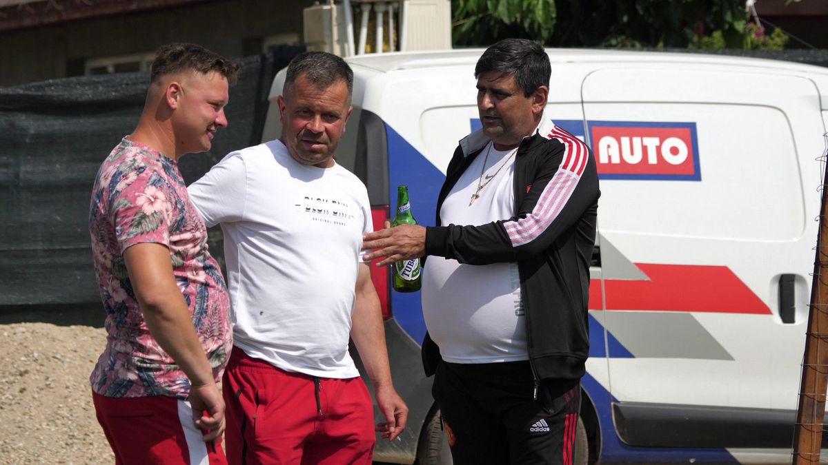 Netflix ar da lovitura la Plumbuita, în Călărași » „Stricau terenul când treceau cu morții! O luau pe gazon ca să scurteze drumul până la cimitir”