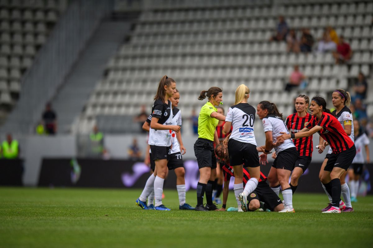 Scandal monstru și bătaie generală pe teren la finala Cupei României la fotbal feminin + Acuzații grave: „Am fost amenințată de omul de la pază”