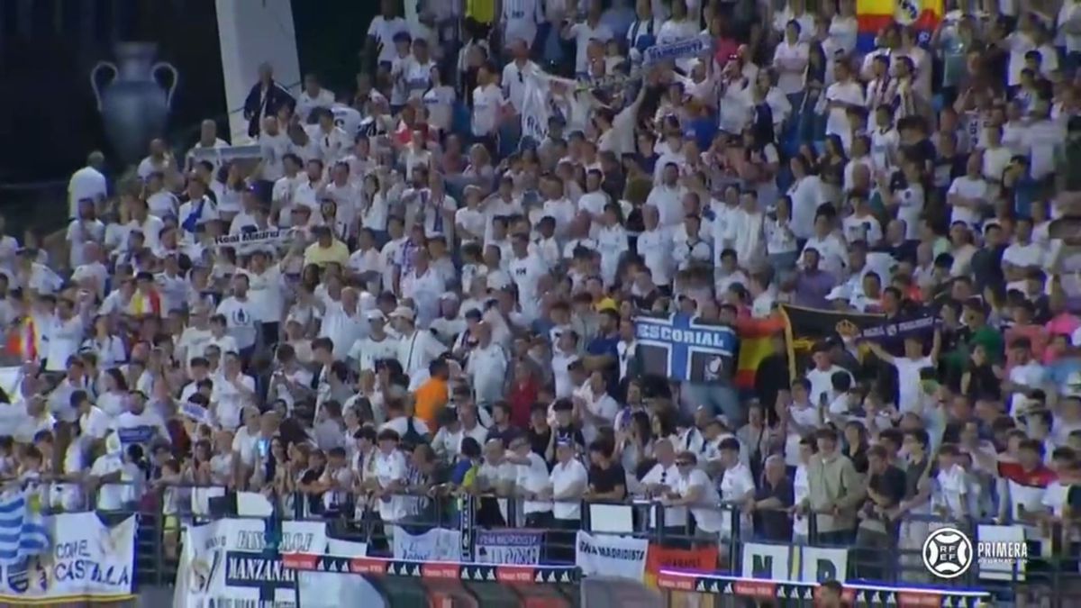 FOTO Fani au căzut cu tribuna la Real Madrid B - Barcelona B