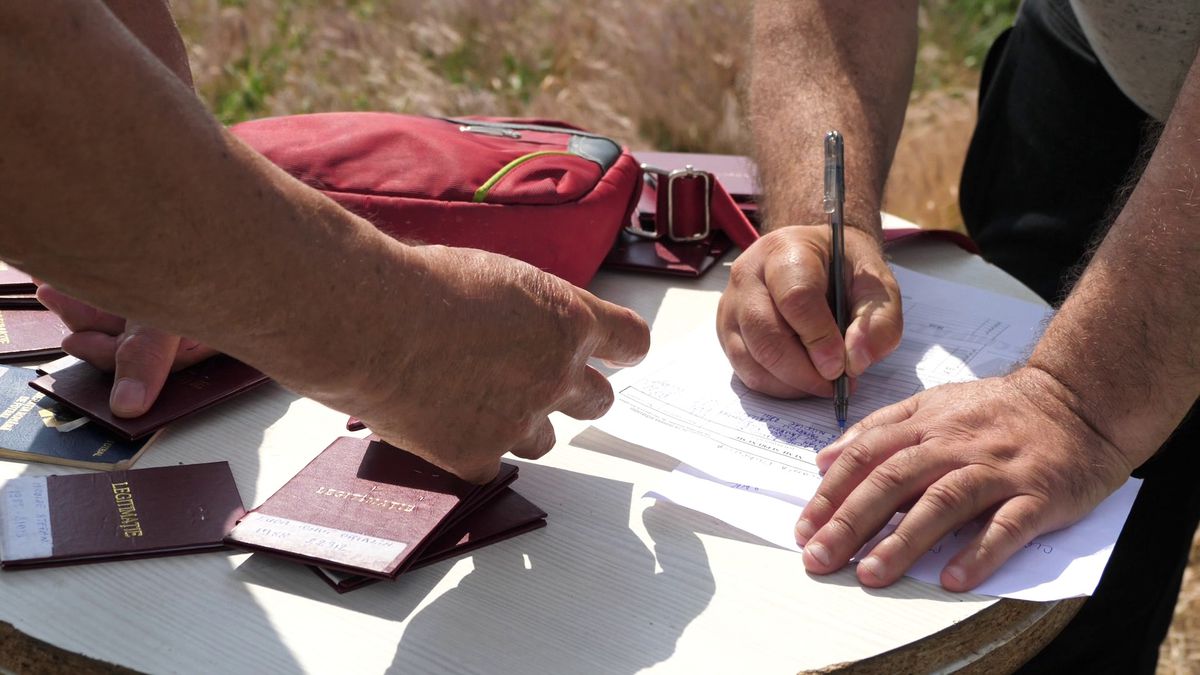 Netflix ar da lovitura la Plumbuita, în Călărași » „Stricau terenul când treceau cu morții! O luau pe gazon ca să scurteze drumul până la cimitir”