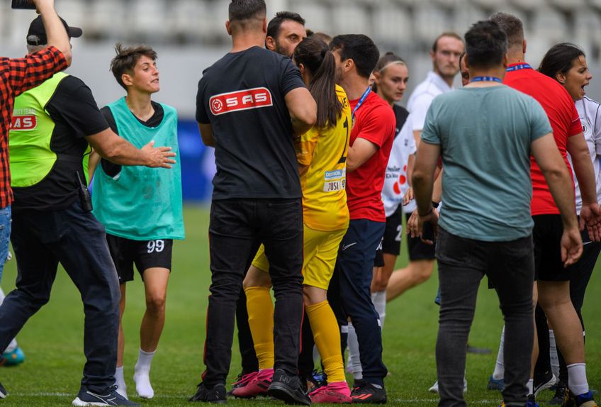 Carmen București a câștigat Cupa României la fotbal feminin, după 2-1 cu U Cluj. În minutul 120, lucrurile au degenerat pe teren.