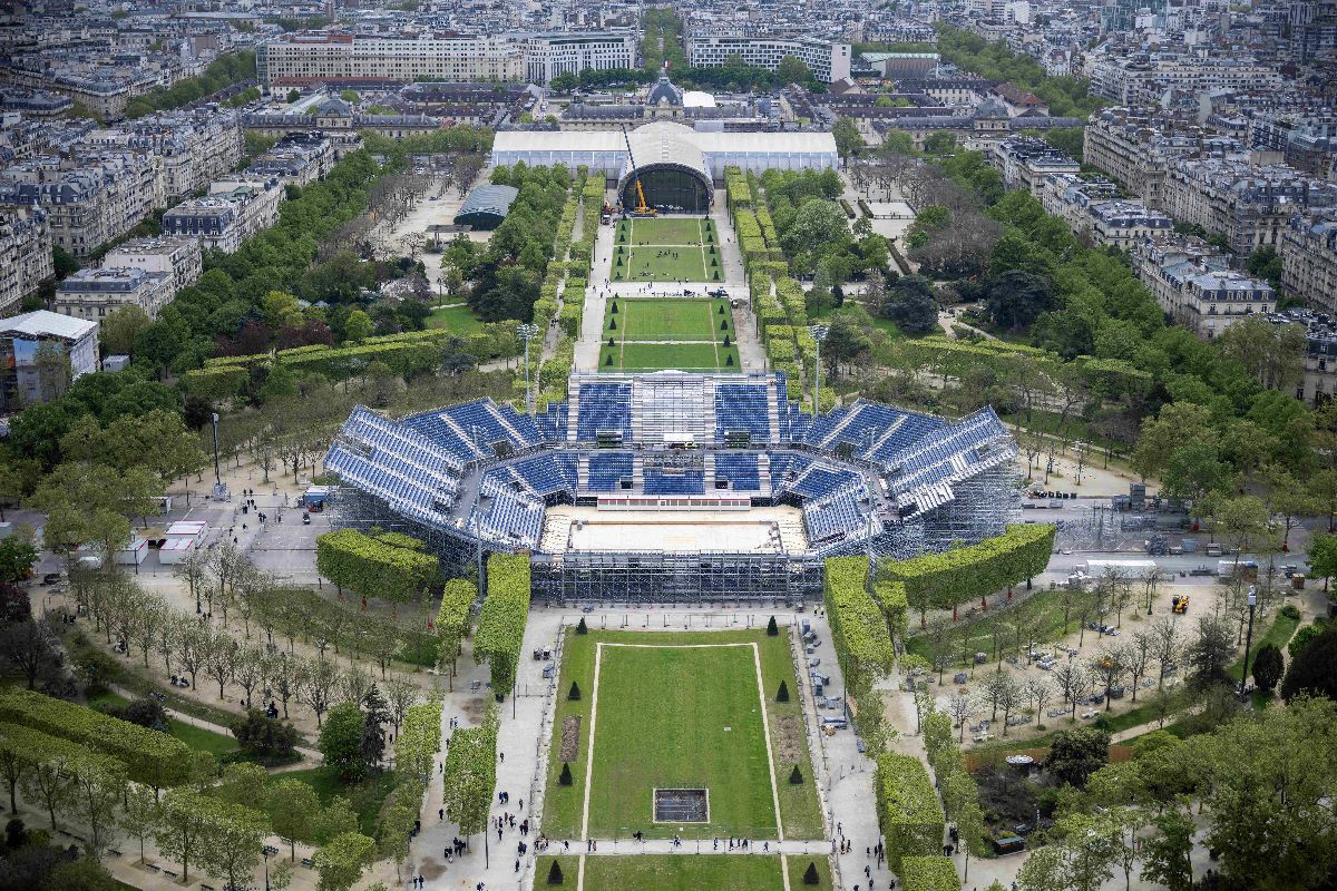 Spectaculos! Stadionul temporar de 13.000 de locuri apărut fix lângă Turnul Eiffel » Va găzdui o competiție în vogă la Jocurile Olimpice