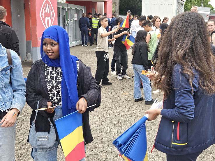 O tânără cu hijab a venit să susțină naționala României, fluturând veselă steagul tricolor. Foto: Eduard Apostol (GSP)