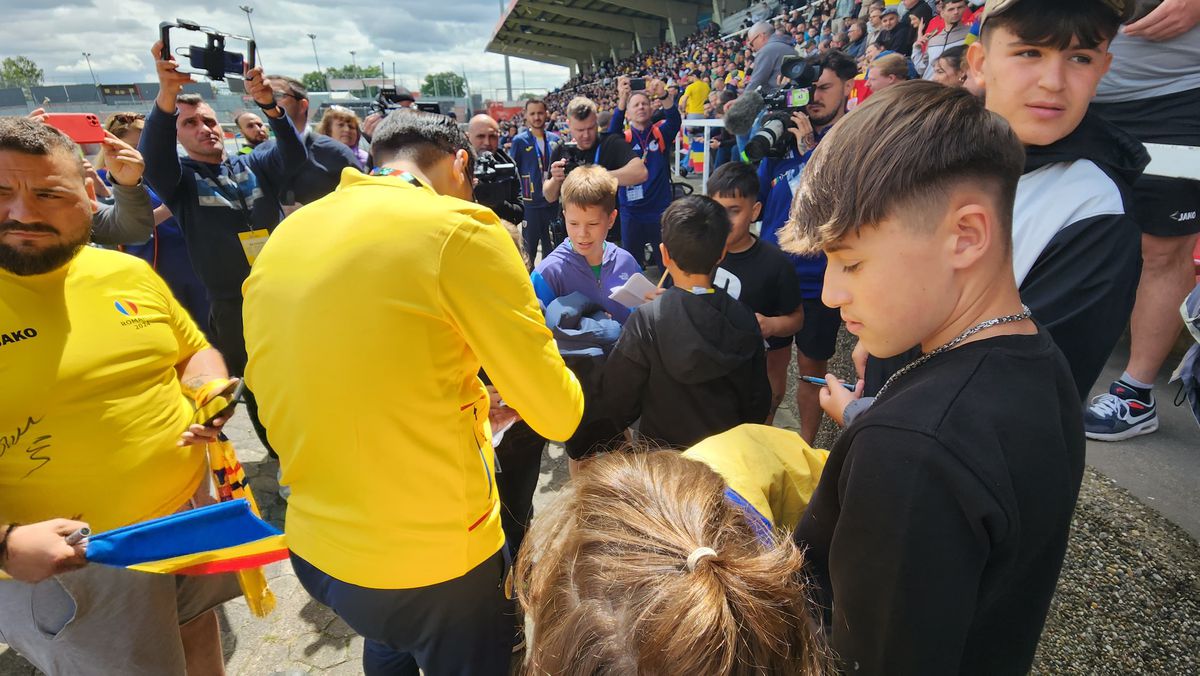 5.000 de oameni la primul antrenament al naționalei României în Germania! „Fussball. Fussball. Rumänien. Polizei" » Scene impresionante la Wurzburg