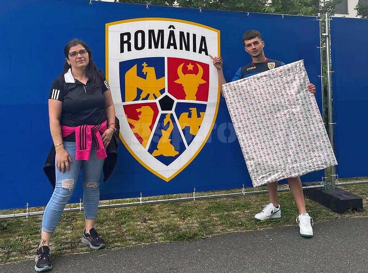 Pasiunea fără limite » Și l-a tatuat pe Dennis Man pe picior, a luat masa cu „tricolorul” și i-a adus un cadou special în cantonament: „E făcut la comandă. Uite!”