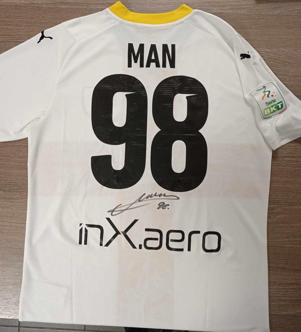 Pasiunea fără limite » Și l-a tatuat pe Dennis Man pe picior, a luat masa cu „tricolorul” și i-a adus un cadou special în cantonament: „E făcut la comandă. Uite!”