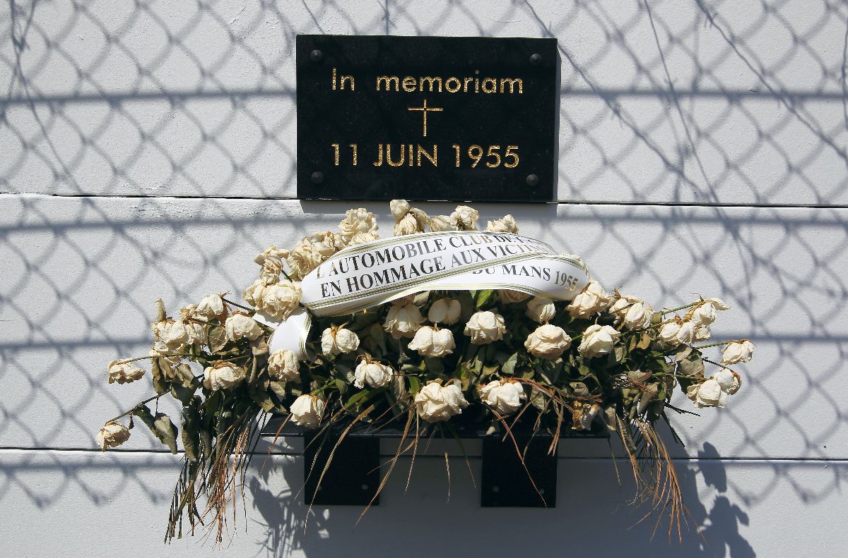 Carnagiul care a ucis 83 de oameni » 69 de ani de la cel mai mare dezastru din istoria automobilismului. Marele Fangio a scăpat în ultimul moment