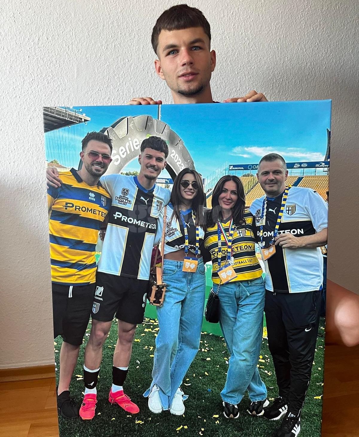 Pasiunea fără limite » Și l-a tatuat pe Dennis Man pe picior, a luat masa cu „tricolorul” și i-a adus un cadou special în cantonament: „E făcut la comandă. Uite!”