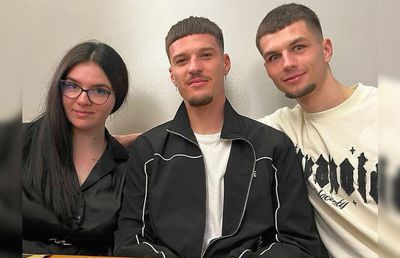 Pasiunea fără limite » Și l-a tatuat pe Dennis Man pe picior, a luat masa cu „tricolorul” și i-a adus un cadou special în cantonament: „E făcut la comandă. Uite!”