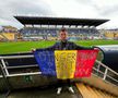 Pasiunea fără limite » Și l-a tatuat pe Dennis Man pe picior, a luat masa cu „tricolorul” și i-a adus un cadou special în cantonament: „E făcut la comandă. Uite!”