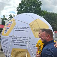 Marius Niculae cu un micuț suporter. Balonul cu mesajele jucătorilor naționalei și a lui Edi Iordănescu. Foto: Eduard Apostol (GSP)
