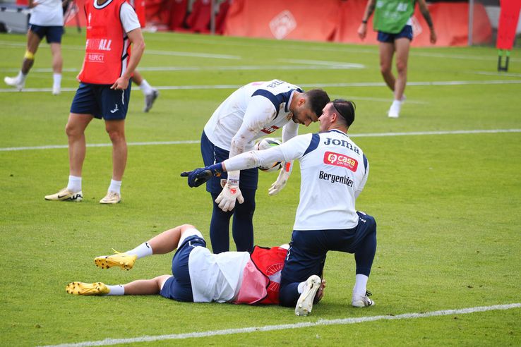 Edi Iordănescu a avut emoții cu Nicușor Bancu. În urma unui duel, a avut nevoie de intervenția echipei medicale. Foto: Ionuț Iordache (GSP)