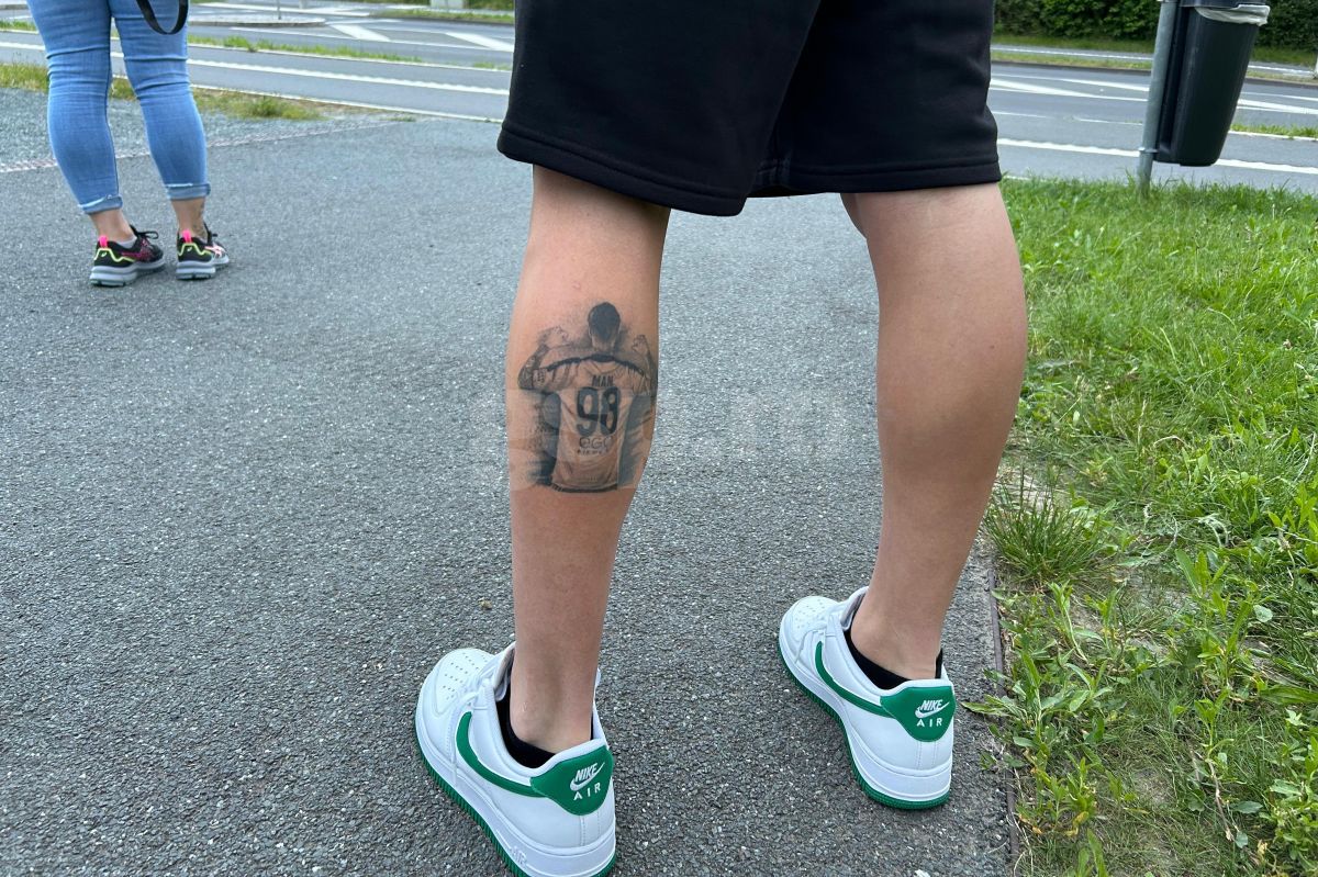 Pasiunea fără limite » Și l-a tatuat pe Dennis Man pe picior, a luat masa cu „tricolorul” și i-a adus un cadou special în cantonament: „E făcut la comandă. Uite!”