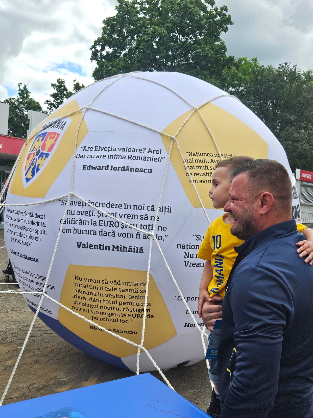 5.000 de oameni la primul antrenament al naționalei României în Germania! „Fussball. Fussball. Rumänien. Polizei" » Scene impresionante la Wurzburg