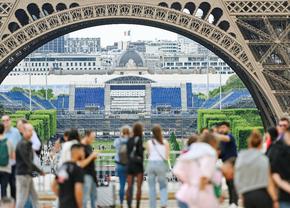 Spectaculos! Stadionul temporar de 13.000 de locuri apărut fix lângă Turnul Eiffel » Va găzdui o competiție în vogă la Jocurile Olimpice