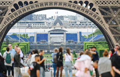 Spectaculos! Stadionul temporar de 13.000 de locuri apărut fix lângă Turnul Eiffel » Va găzdui o competiție în vogă la Jocurile Olimpice