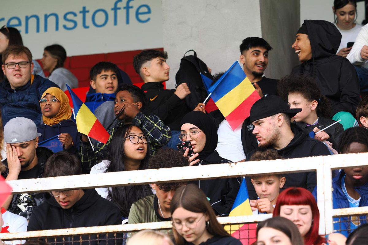 5.000 de oameni la primul antrenament al naționalei României în Germania! „Fussball. Fussball. Rumänien. Polizei" » Scene impresionante la Wurzburg