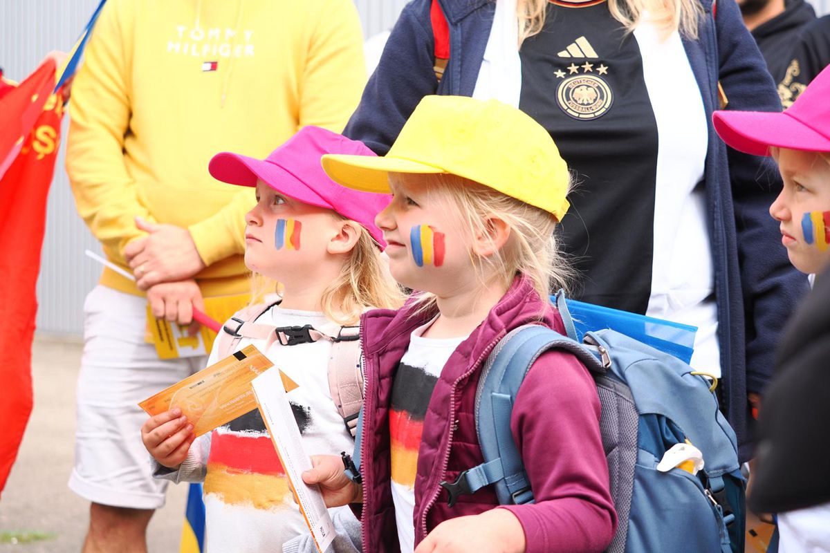 5.000 de oameni la primul antrenament al naționalei României în Germania! „Fussball. Fussball. Rumänien. Polizei" » Scene impresionante la Wurzburg