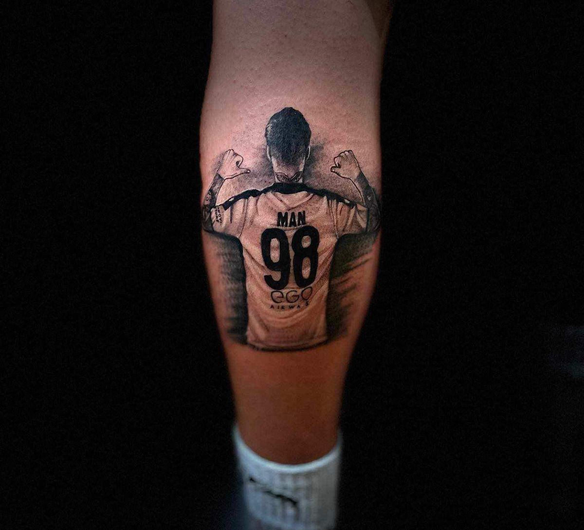 Pasiunea fără limite » Și l-a tatuat pe Dennis Man pe picior, a luat masa cu „tricolorul” și i-a adus un cadou special în cantonament: „E făcut la comandă. Uite!”