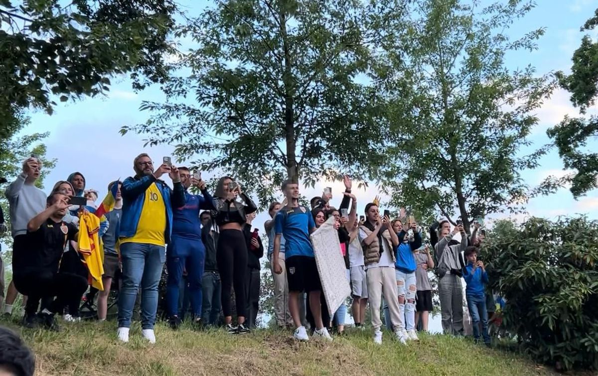 Pasiunea fără limite » Și l-a tatuat pe Dennis Man pe picior, a luat masa cu „tricolorul” și i-a adus un cadou special în cantonament: „E făcut la comandă. Uite!”