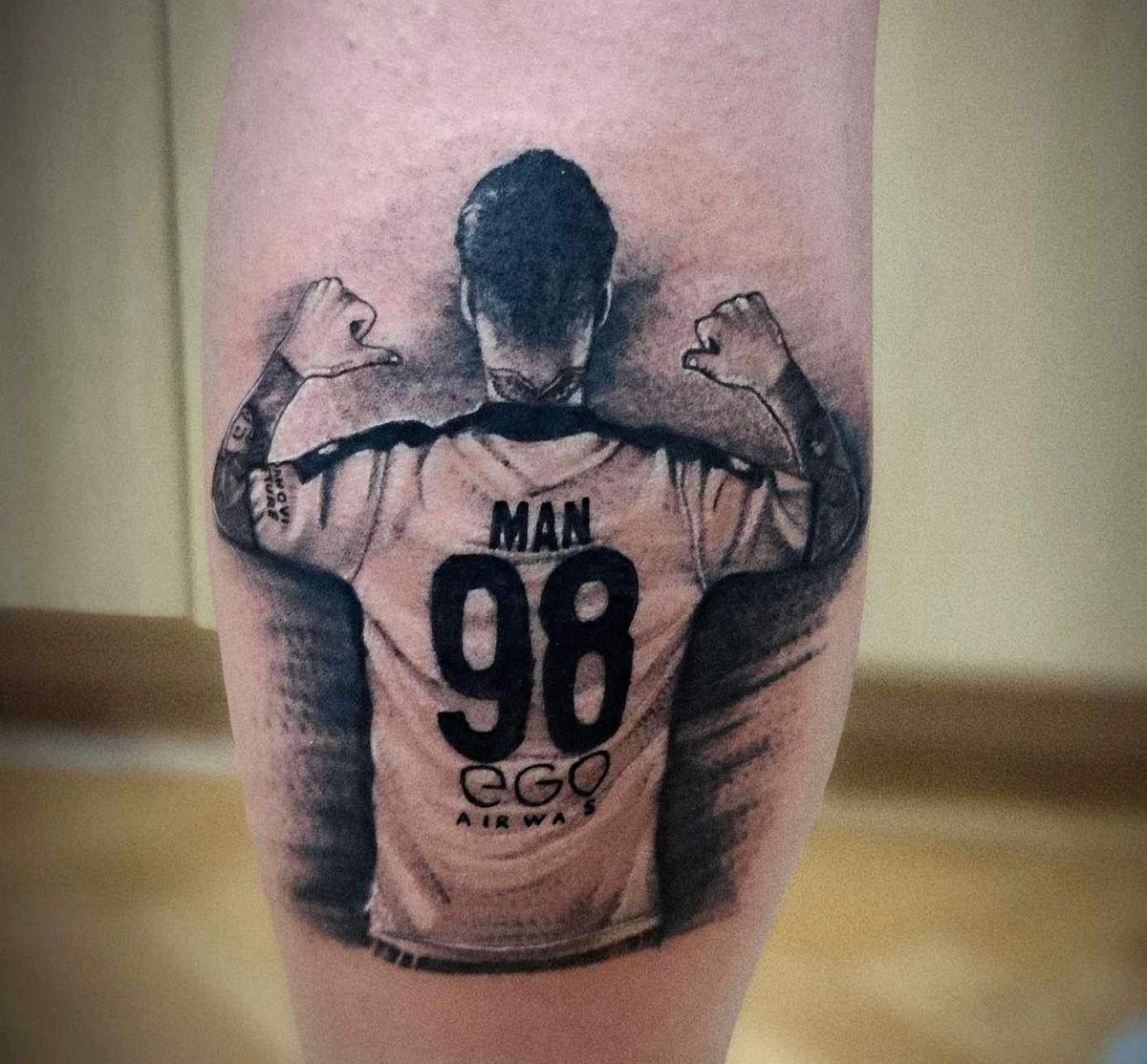 Pasiunea fără limite » Și l-a tatuat pe Dennis Man pe picior, a luat masa cu „tricolorul” și i-a adus un cadou special în cantonament: „E făcut la comandă. Uite!”