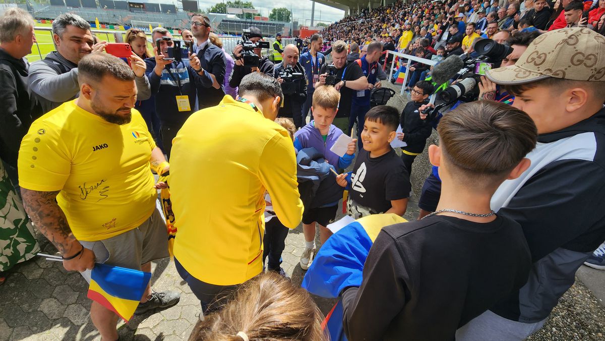 5.000 de oameni la primul antrenament al naționalei României în Germania! „Fussball. Fussball. Rumänien. Polizei" » Scene impresionante la Wurzburg