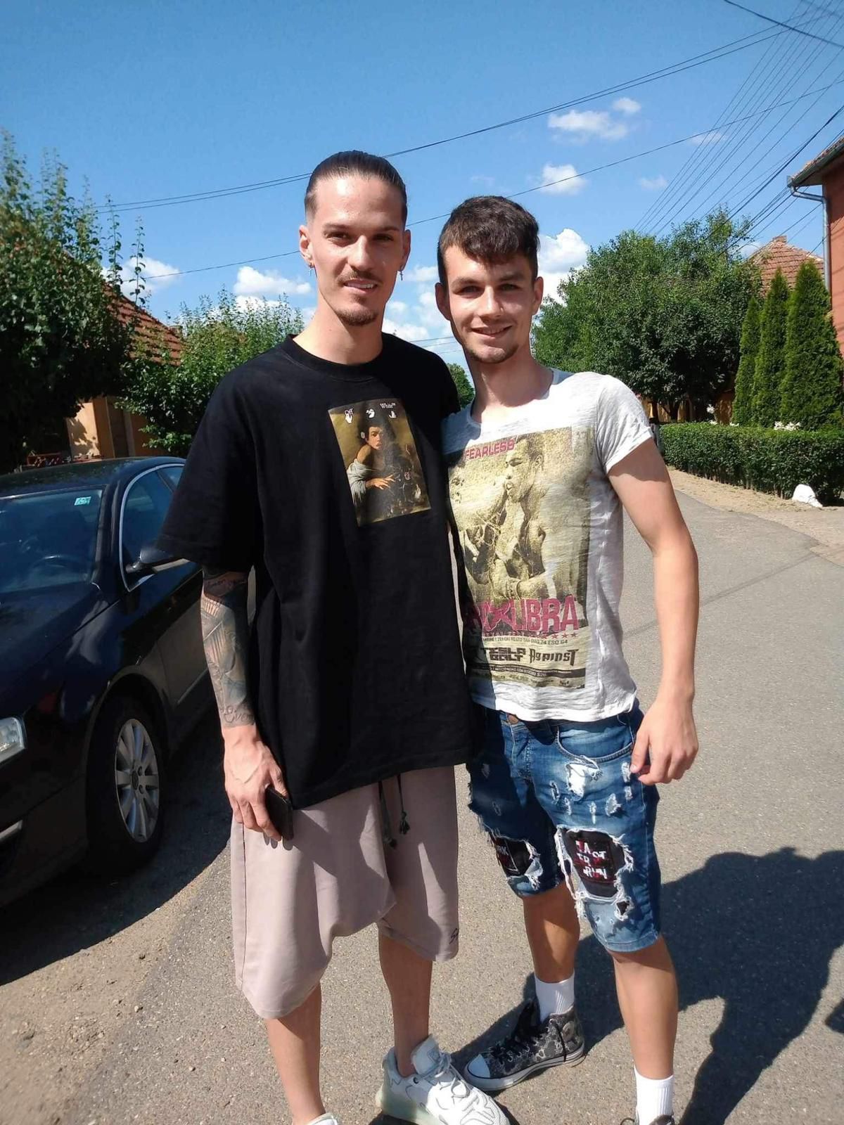 Pasiunea fără limite » Și l-a tatuat pe Dennis Man pe picior, a luat masa cu „tricolorul” și i-a adus un cadou special în cantonament: „E făcut la comandă. Uite!”