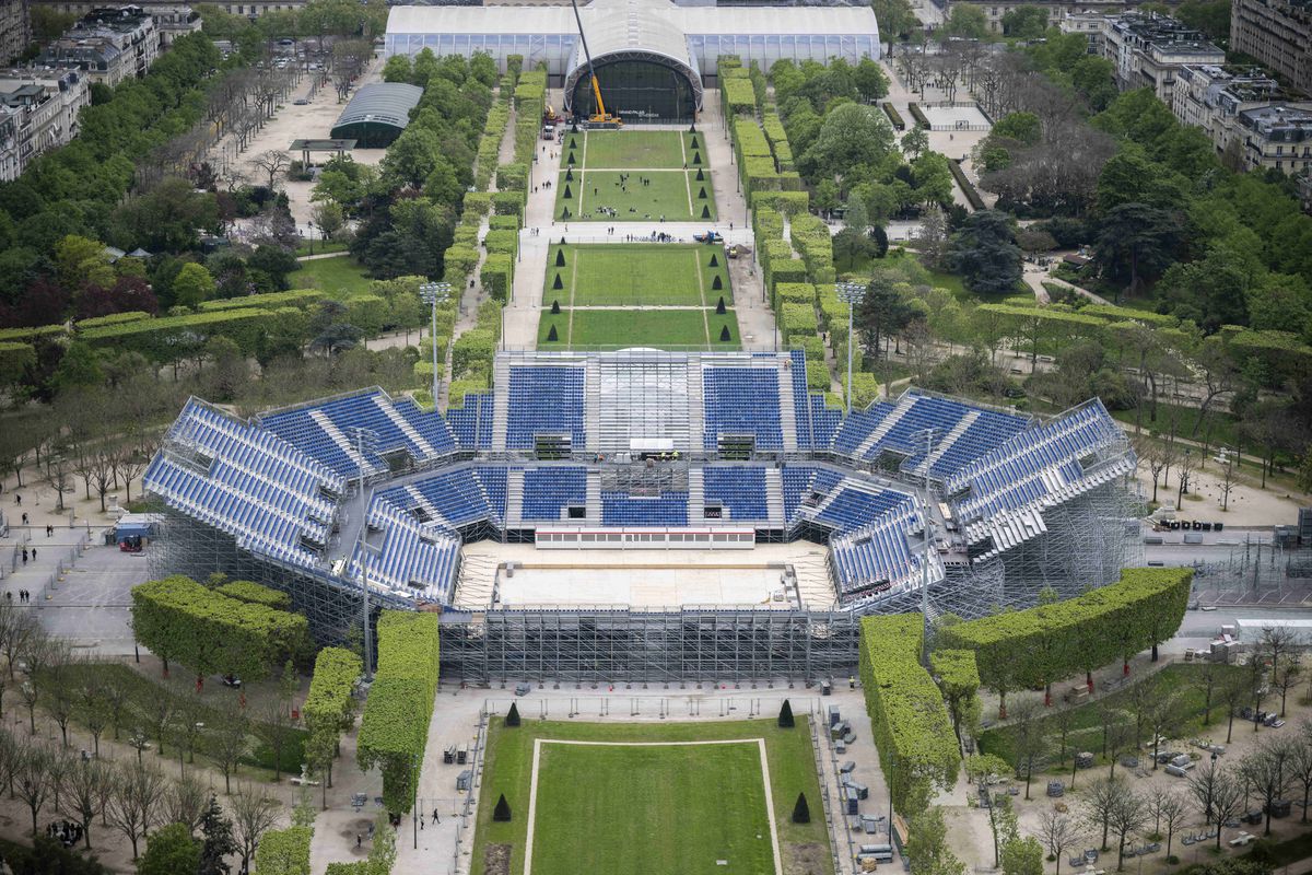Spectaculos! Stadionul temporar de 13.000 de locuri apărut fix lângă Turnul Eiffel » Va găzdui o competiție în vogă la Jocurile Olimpice